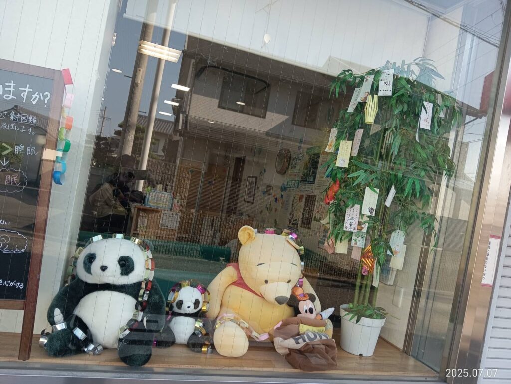 店外から見えるぬいぐるみと笹の葉